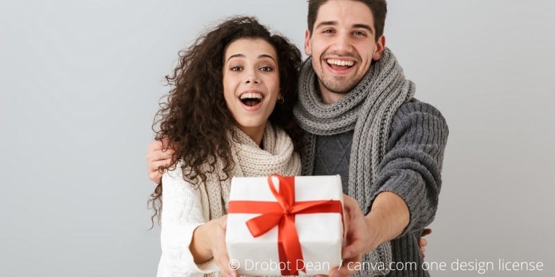 Frau und Mann mit Geschenk